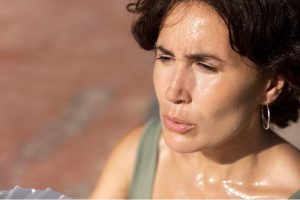 چرا کرم ضد آفتاب باعث عرق شدید صورت می‌شود