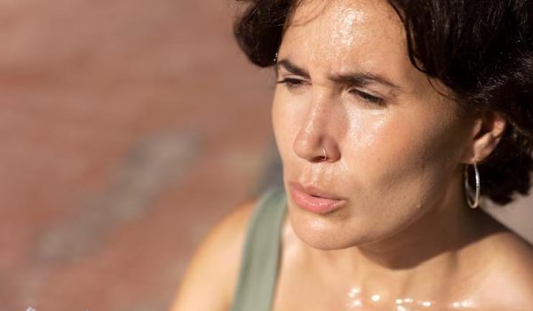 چرا کرم ضد آفتاب باعث عرق شدید صورت می‌شود